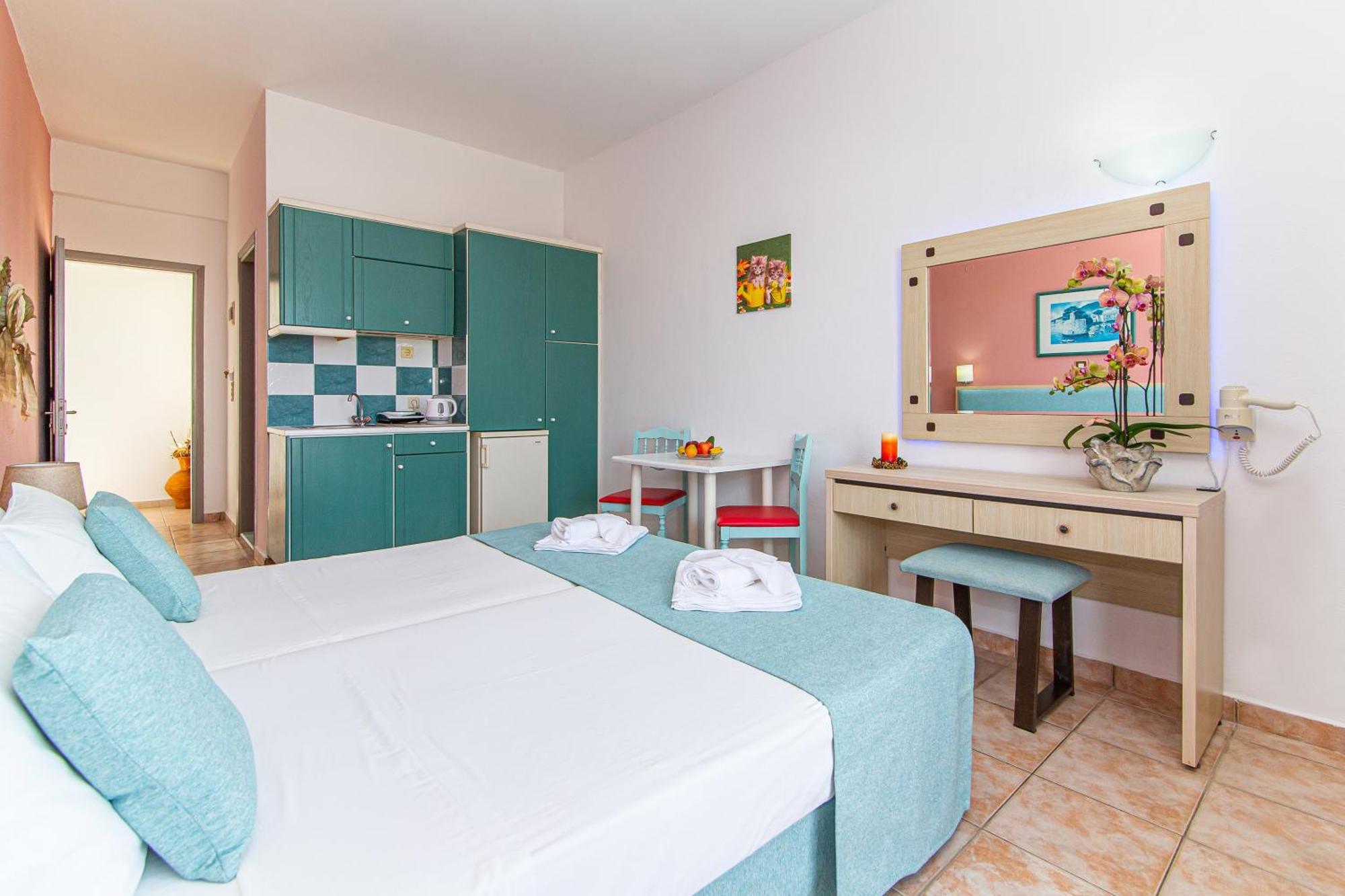 Theoni Apartments Malia  Ngoại thất bức ảnh